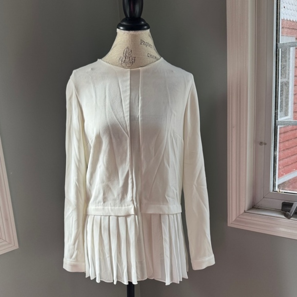 Club Monaco winter white split front pleated hem top EUC‎ size small